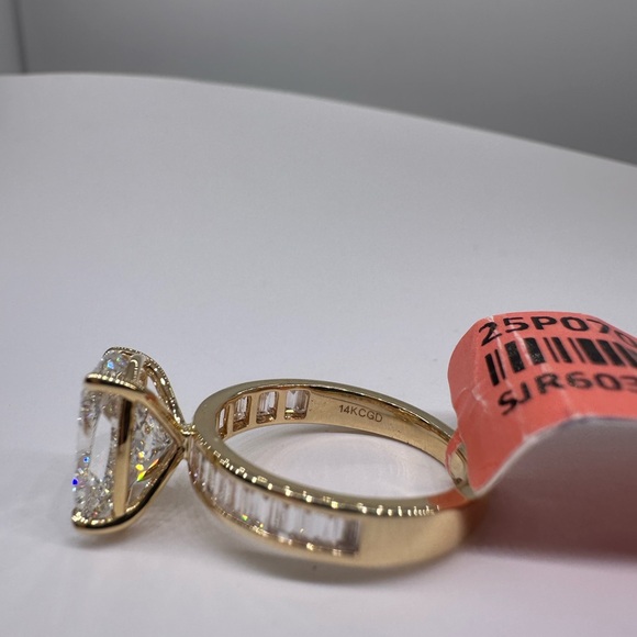 4.02 carat F VVS2 cushion diamond engagement ring baguette band - Picture 3 of 11